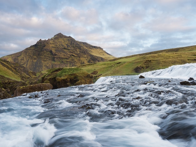 Krajobraz lato z rzeką Skoga, Islandia