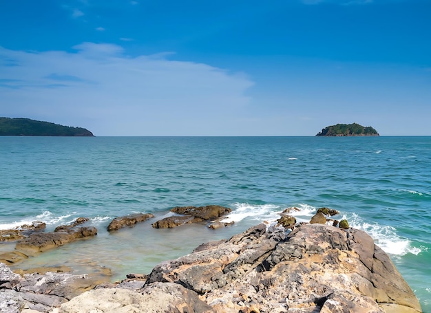 Krajobraz letni frontview panorama tropikalna plaża skalna niebieskie niebo biały piasek tło