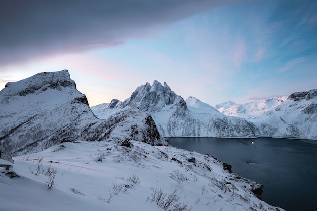 Krajobraz majestatycznej, śnieżnej góry na górze Segla w zimie na wyspie Senja, Norwegia