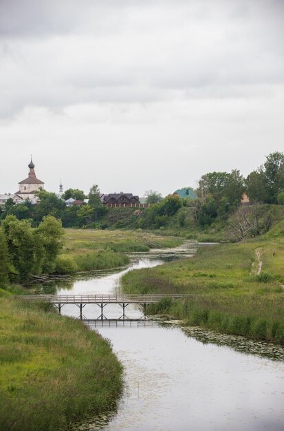 Krajobraz małej wioski most nad strumieniem