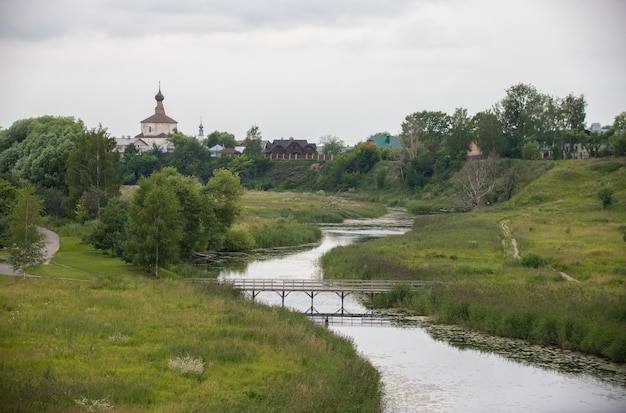 Krajobraz małej wioski religijnej most nad strumieniem