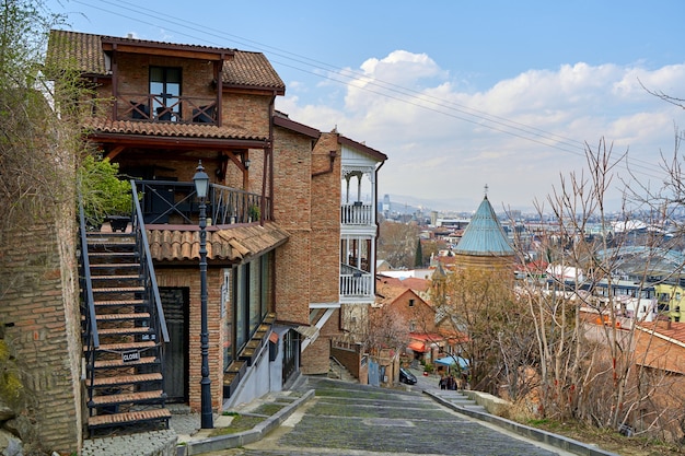 Krajobraz miasta, architektura starego przytulnego miasta Tbilisi.