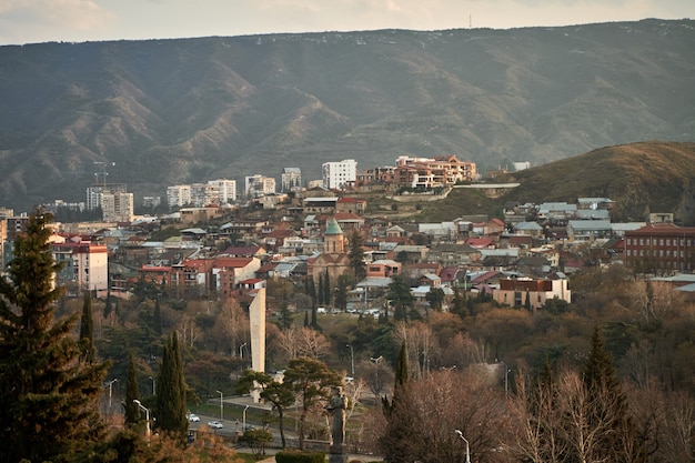 Krajobraz miasta, architektura Tbilisi. Stolica Gruzji. Duże miasto w górach. Tbilisi, Gruzja - 17.03.2021