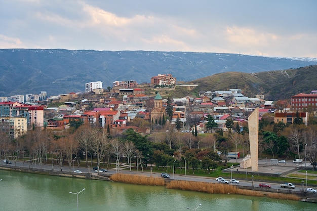 Krajobraz miasta, architektura Tbilisi. Stolica Gruzji. Duże miasto w górach.