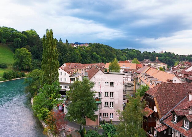 Krajobraz Miasta Bern Z Rzeką Aare I Domy, Dzielnica Bern-mittelland, Szwajcaria.