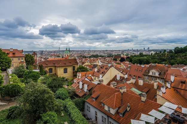 Krajobraz miasta na chmurnym niebie