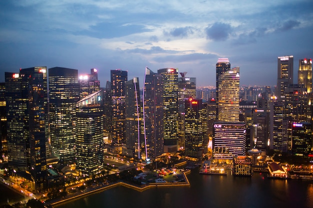 Krajobraz miasta Singapur, nocne wieżowce i zatoka