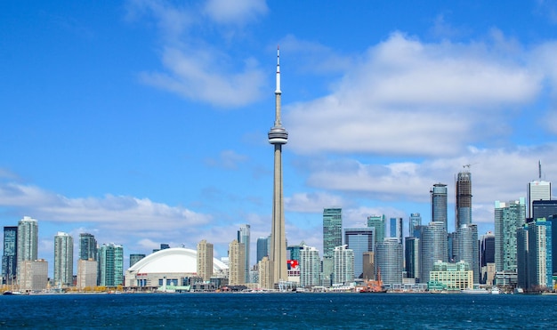Krajobraz miasta Toronto na tle chmurnego nieba