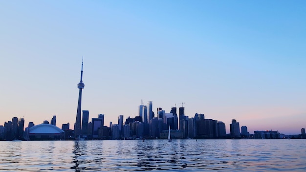 Krajobraz miasta Toronto na tle jasnego nieba