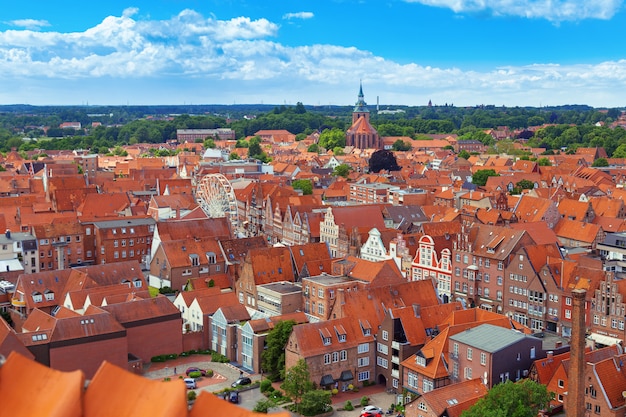 Krajobraz miasta. Widok z góry niemieckiego miasta Lüneburg.