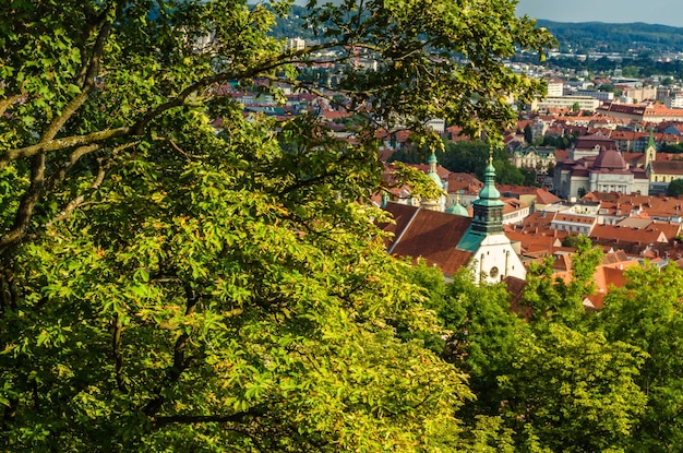 Krajobraz miejski widok miasta Graz w Austrii z Schlossberg w języku angielskim