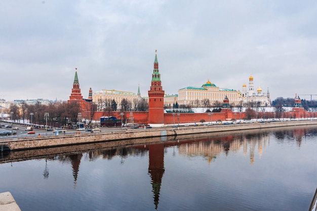 Zdjęcie krajobraz miejski z widokiem na mur kremla i rzekę moskwę