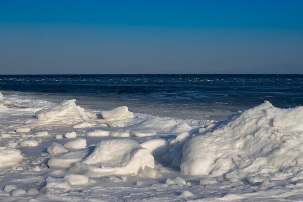Krajobraz morski z wybrzeżem w lodzie i śniegu