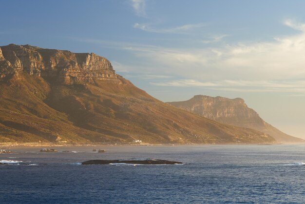 Krajobraz morze plaża i widok na góry Dwunastu Apostołów w Cape Town RPA Spokojny ocean z błękitnym niebem i przestrzenią kopii mycie na brzegach słynnego turystycznego celu podróży lub turystyki