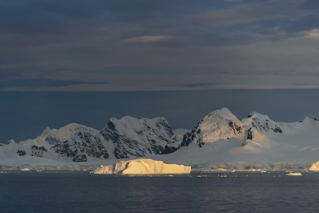 Krajobraz na Antarktydzie o zachodzie słońca