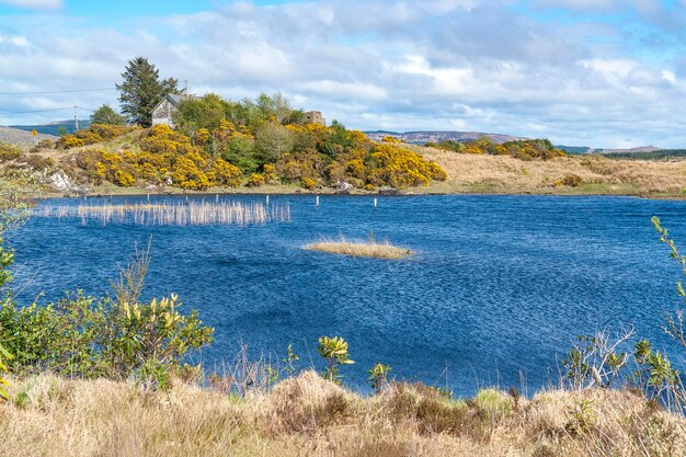 Zdjęcie krajobraz nad wodą w connemara