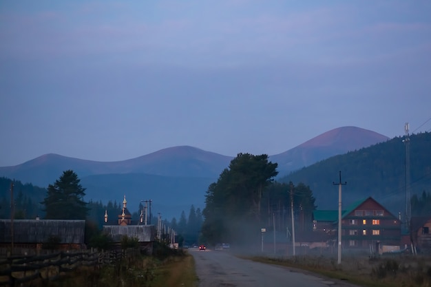 Krajobraz natura widok tła. Widok z ulicy na wspaniały widok na krajobraz przyrody z miejscem na tekst w górach.