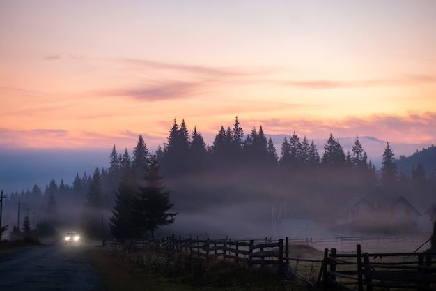 Krajobraz Natura Widok Tła. Widok Z Ulicy Na Wspaniały Widok Na Krajobraz Przyrody Z Miejscem Na Tekst W Górach.