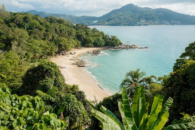 Krajobraz naturalnej plaży morskiej na Phuket w Tajlandii