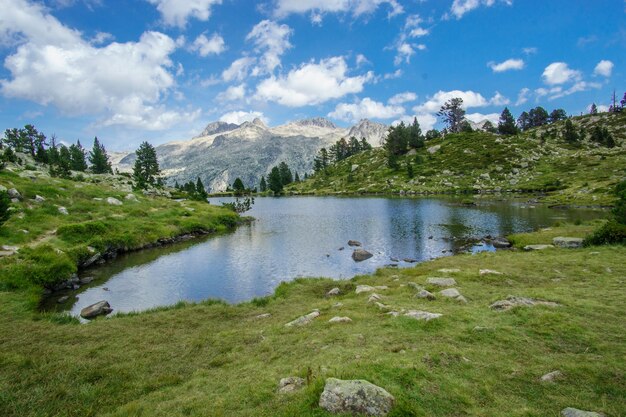 Krajobraz Naturalny widok na góry Pireneje na lato, aragonia, hiszpania