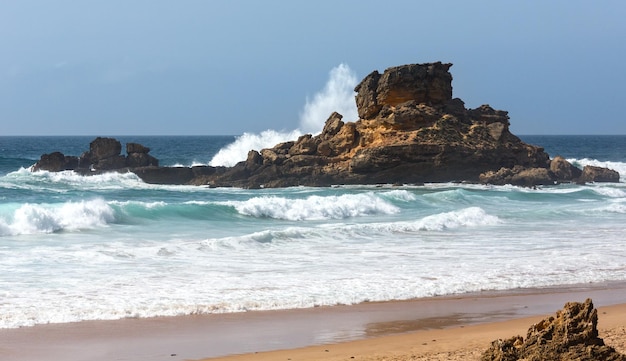 Krajobraz Oceanu Atlantyckiego. Widok z plaży Cordoama (Algarve, Portugalia).