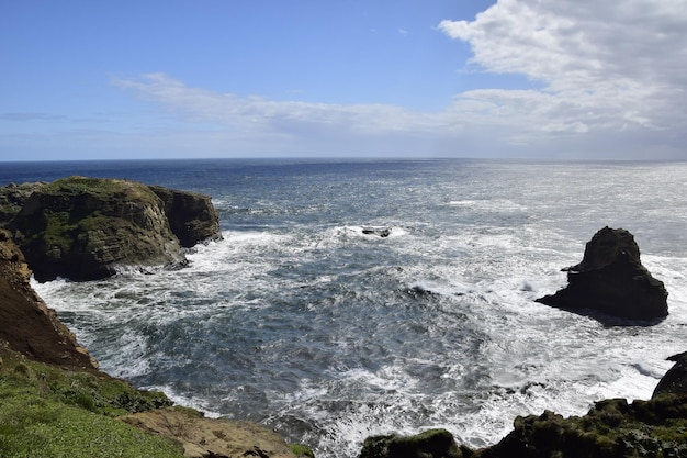 Krajobraz oceanu i skaliste wybrzeże w Cucao w drodze do Muelle de las Almas Dock of Souls Chiloe Island