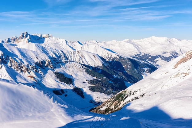 Krajobraz ośrodka narciarskiego na lodowcu Hintertux w Zillertal w Tyrolu w Austrii, zima w Alpach. Alpejskie góry ze śniegiem. Zjazdowa zabawa. Rodzinne wakacje. Błękitne niebo i białe zbocza.