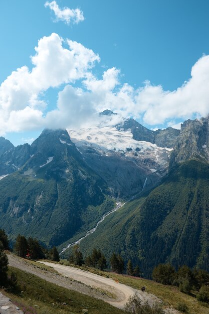 Krajobraz, panorama gór, alpejskie łąki i górskie szczyty w lodzie