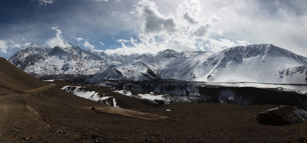 Krajobraz panoramiczny widok wielkich ośnieżonych gór Himalajów Nepal Everest area