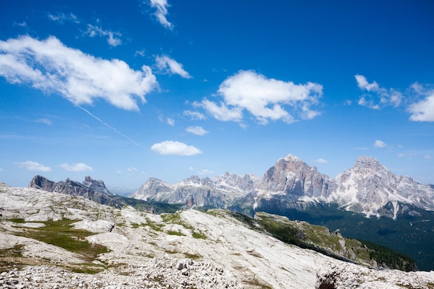 Krajobraz pasma Dolomitów Letnia panorama gór