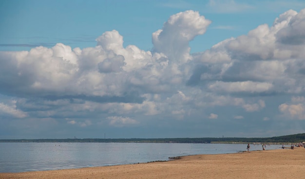 Krajobraz Piękna plaża Jurmala w słoneczny letni dzień Niebo z kręconymi chmurami Koncepcja spokoju Malowniczy krajobraz morski Duma Łotwy