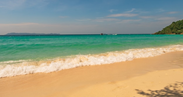 Krajobraz pięknych tropikalnych plaż na relaksujące wakacje