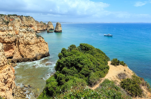 Krajobraz Ponta Da Piedade (wzdłuż Wybrzeża Miasta Lagos, Algarve, Portugalia).