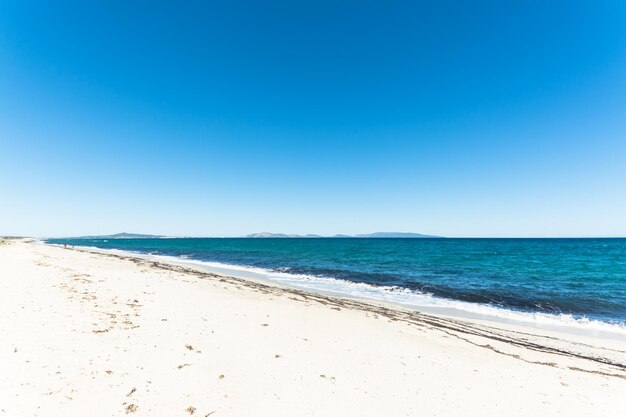 Krajobraz pustej tropikalnej plaży