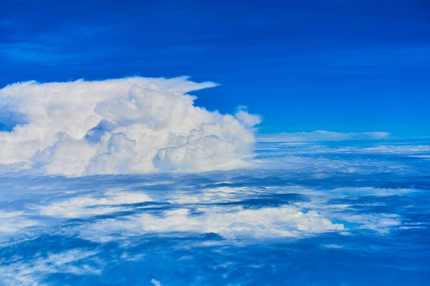 Krajobraz Puszystych Białych Chmur Na Zmroku - Błękitne Niebo. Widok Z Samolotu Na Dużej Wysokości