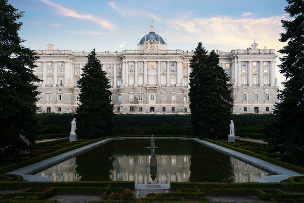 Krajobraz Royal Palace i Sabatini gardensat zmierzch.