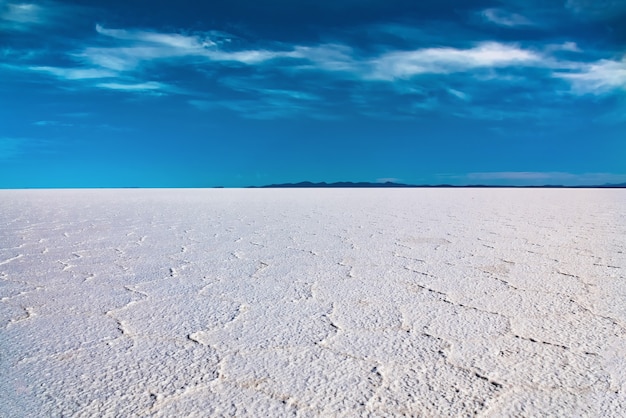 Zdjęcie krajobraz salar de uyuni w boliwii pokryty wodą, solną płaską pustynią i odbiciami nieba