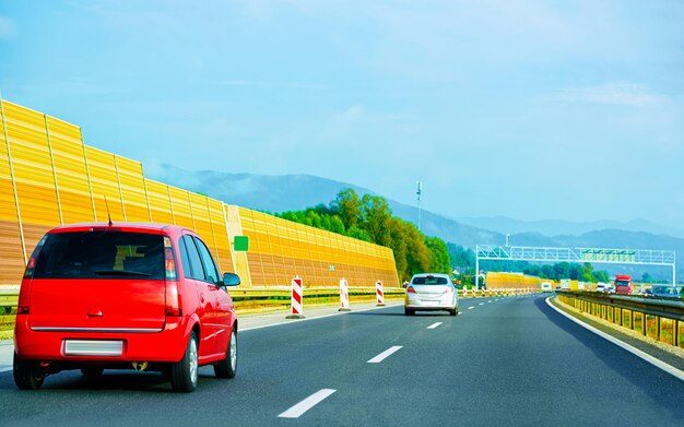 Krajobraz samochodu w drodze w górach w lecie Słowenii. Wakacyjna podróż autostradą z naturą. Sceneria z napędem na wakacyjną podróż do rekreacji. Jazda ruchowa w Europie. Transport