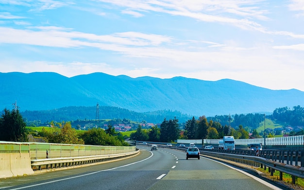 Krajobraz samochodu w drodze w górach w lecie Słowenii. Wakacyjna podróż autostradą z naturą. Sceneria z napędem na Wakacyjną podróż w góry. Jazda ruchowa w Europie. Transport