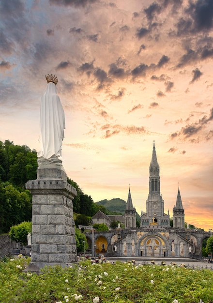 Krajobraz sanktuarium Matki Bożej w Lourdes o zachodzie słońca Francja Koncepcja turystyki religijnej