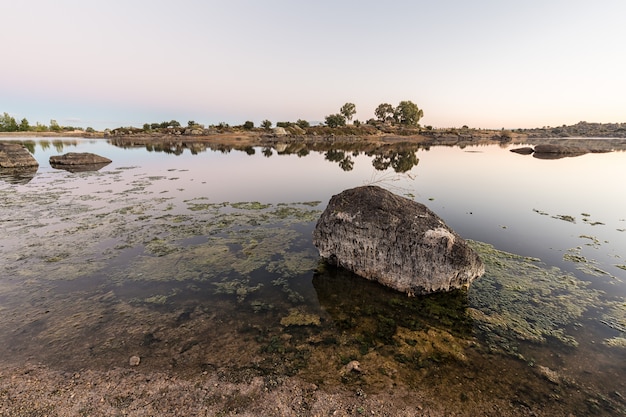 Krajobraz sfotografowany w naturalnym obszarze Barruecos. Malpartida de Caceres. Hiszpania.