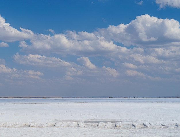 Krajobraz słonego jeziora we wsi Baskunczak w regionie Astrachań w Rosji