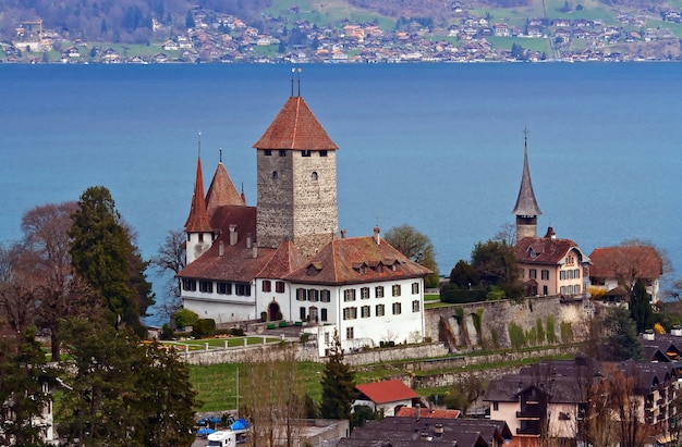 Krajobraz Spiez kościół z jeziorem Thun od dworca, Szwajcaria