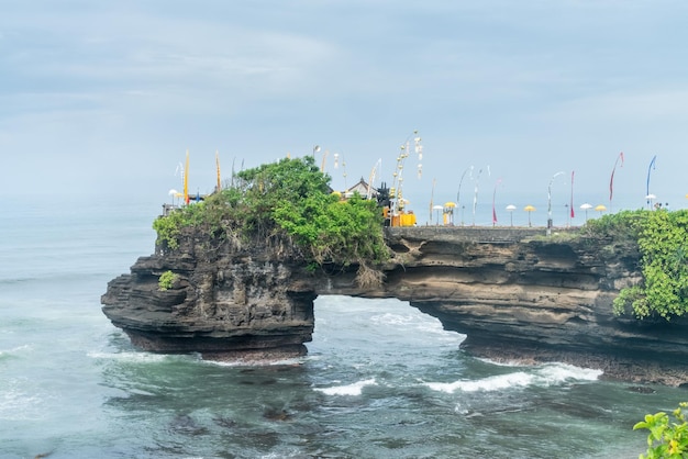 Krajobraz Tanah Lot, jedna z najsłynniejszych świątyń na wyspie Bali w Indonezji