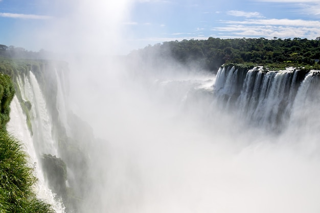 Krajobraz to kaskada wielkich, pięknych wodospadów Iguazu w Puerto Iguazu w Argentynie