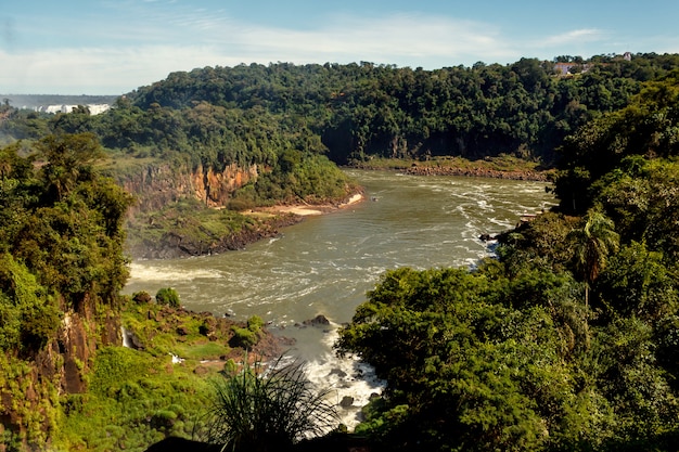 Krajobraz to kaskada wielkich, pięknych wodospadów Iguazu w Puerto Iguazu w Argentynie