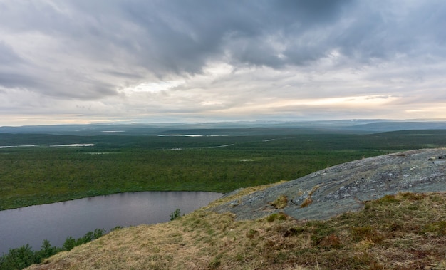 Krajobraz tundry o zachodzie słońca, Finnmark, północna Norwegia