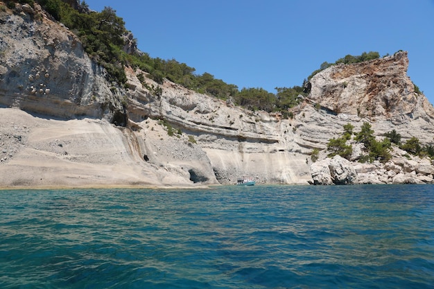 Krajobraz turcji naturalnych gór skalnych nad błękitną wodą morską