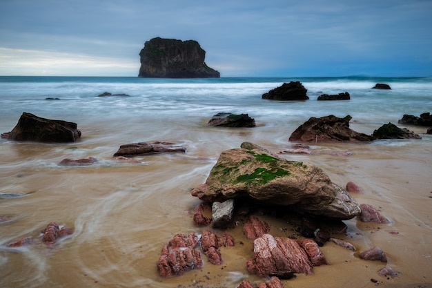 Krajobraz w Ballota Beach. Asturia Hiszpania.