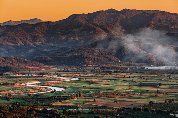 Zdjęcie krajobraz w chiang mai północnym tajlandia z kok rzeką i moutain tłem